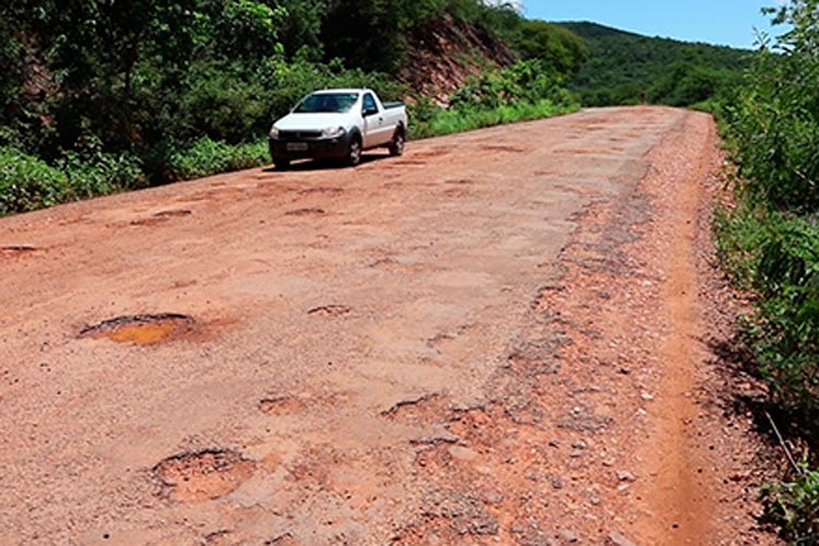 Trecho com péssima condição de trafegabilidade da BA-156, que liga Paramirim a Érico Cardoso, revolta população 
