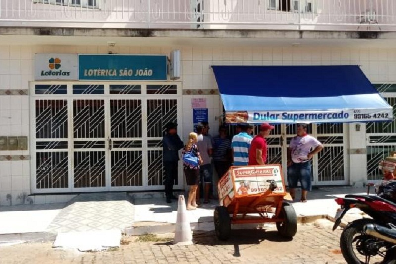 Dupla invade lotérica e supermercado e rouba quantia em dinheiro em Dom Basílio