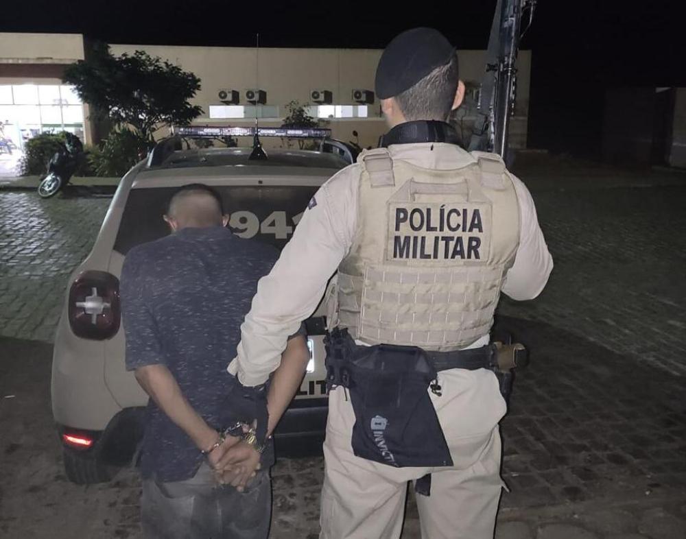 Homem com mandado de prisão por roubo é preso em Caetité durante operação policial