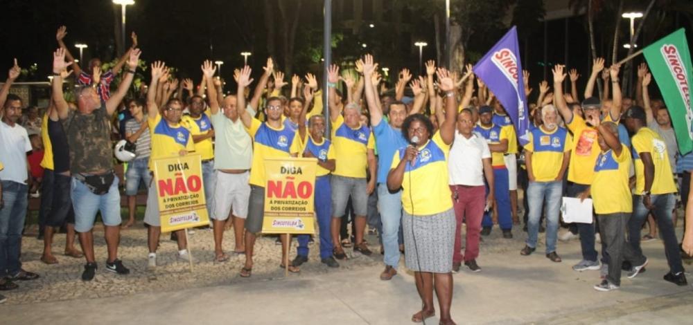 Trabalhadores dos Correios suspendem greve
