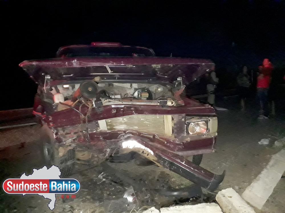 Colisão entre carro e caminhonete deixa dois feridos na BR-030 em Caetité