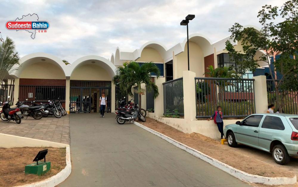 Trabalhadores da rede estadual de educação da Bahia paralisam atividades por 48 horas