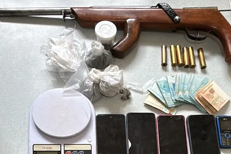 Operação apreende drogas, armas e dinheiro em Condeúba