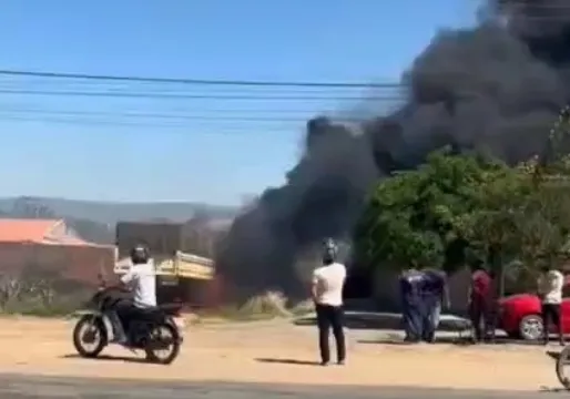 Carreta é destruída por incêndio em Guanambi