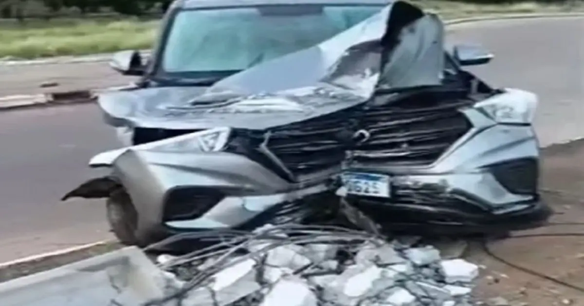 Carro derruba poste e deixa fios energizados espalhados em rua de Brumado