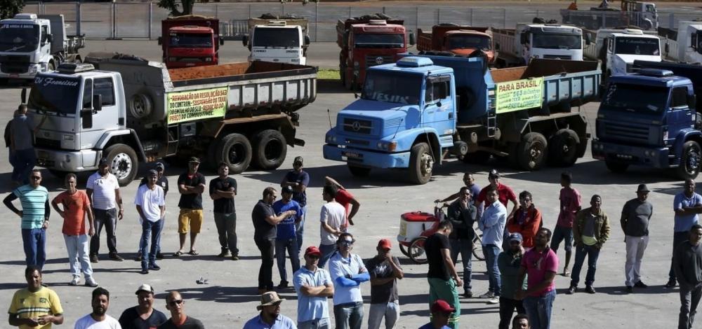 Caminhoneiros ameaçam fazer nova paralisação, diz jornal