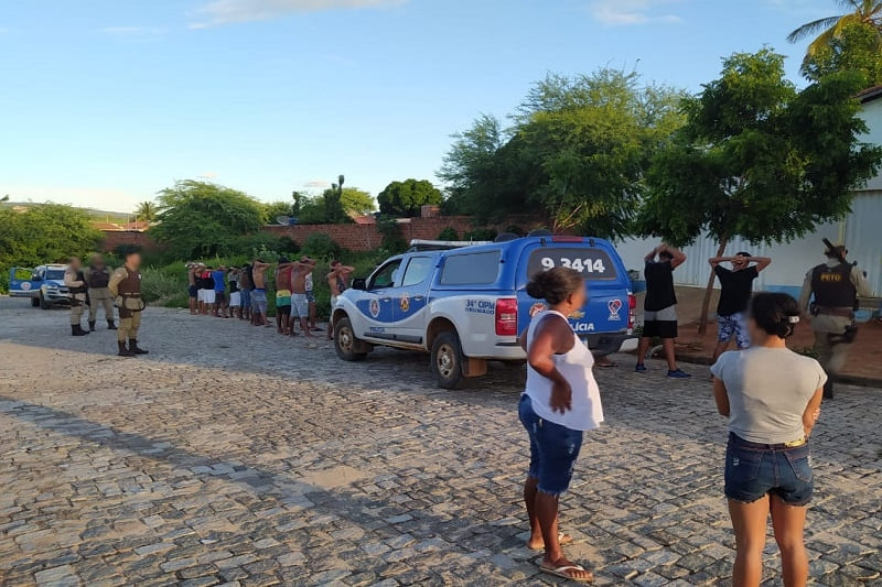 Policia Militar encerra 'Corona Fest' no bairro Malhada Branca, em Brumado