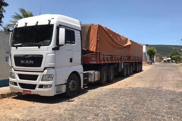 Carreta apreendida em Brumado foi roubada em Barreiras