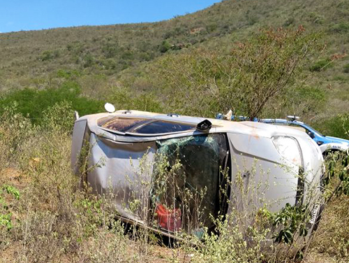 Homem dorme ao volante e capota automóvel na BA-148, em Jussiape