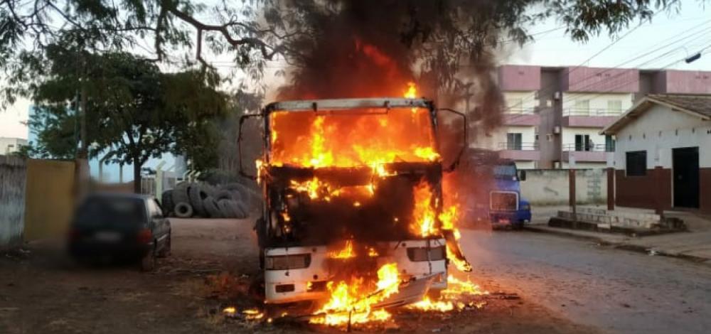 Carreta pega fogo em Luís Eduardo Magalhães