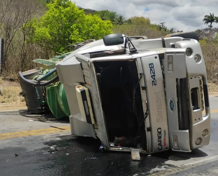 Homem morre após caminhão capotar na Serra dos Brindes, em Guanambi
