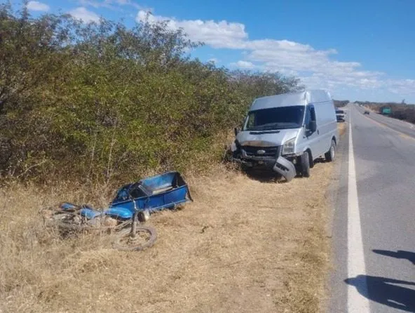 Colisão entre moto e van deixa homem ferido na BR-030, em Palmas de Monte Alto