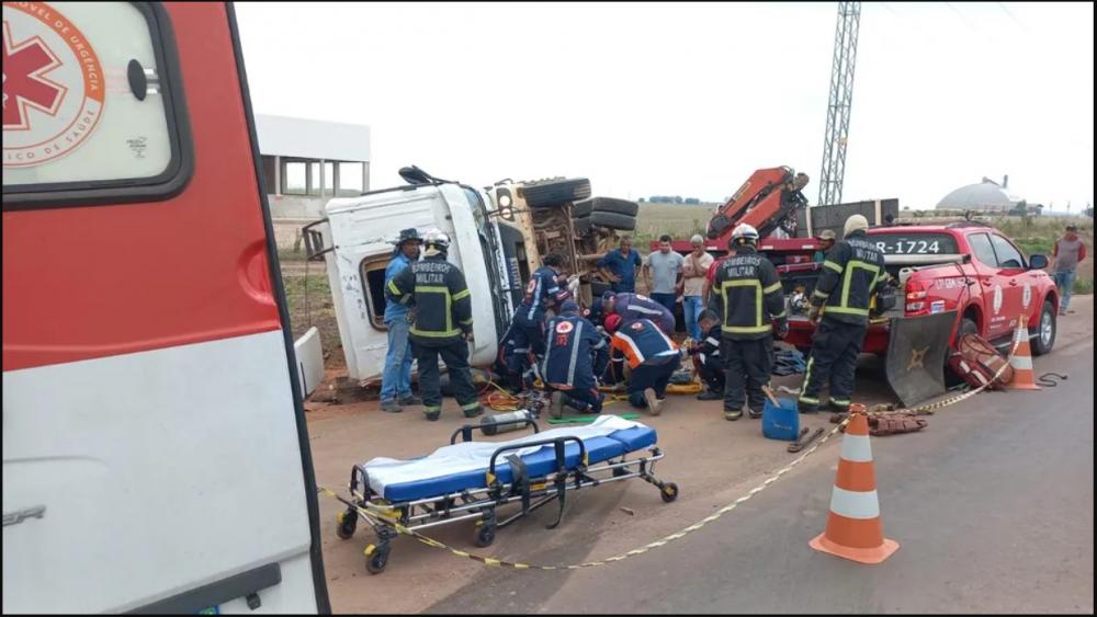 Oeste: Homem fica preso às ferragens após batida envolvendo caminhões