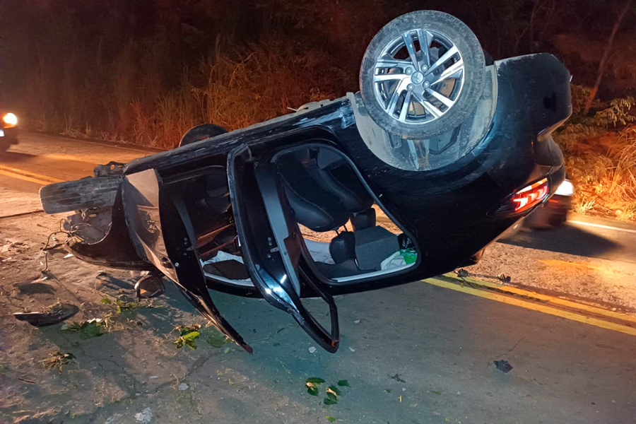 Carro capota na BA-148, entre Livramento e Rio de Contas