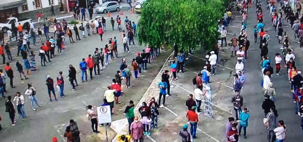 Organização de fila em Vitória da Conquista segue recomendações da OMS e surpreende