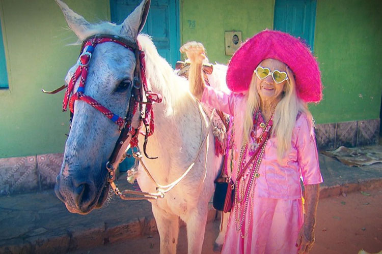 História da macaubense Isabel Maria, a idosa apaixonada por cavalgada é contada por Geraldo Luís no programa Domingo Show 