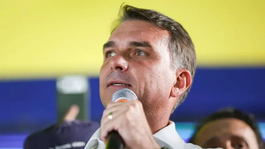 PF intima Flávio a entregar passaporte; senador diz que vai pedir cassação de chapa do PT