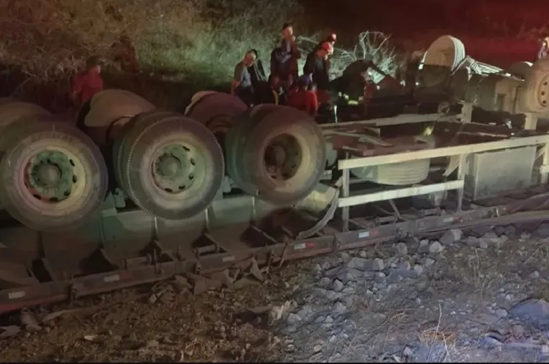 Região: Caminhoneiro fica ferido após veículo tombar na BA-262