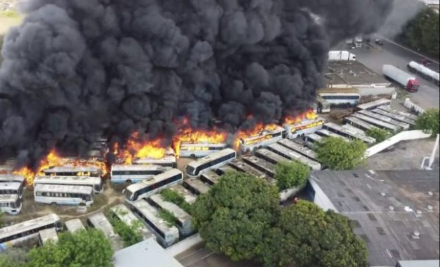 Região: Fogo destrói 85 veículos em pátio de empresa de ônibus