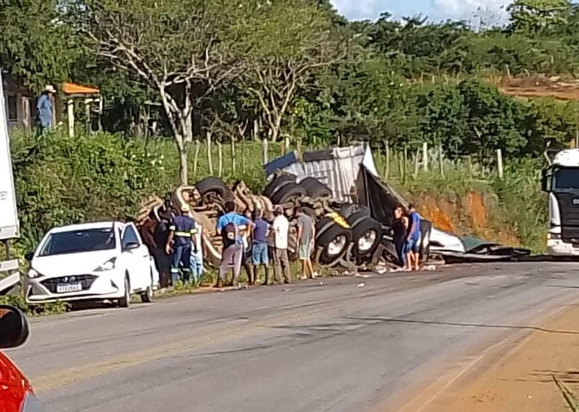 Carreta tomba na BR-030, em Caetité, após motorista perder controle da direção