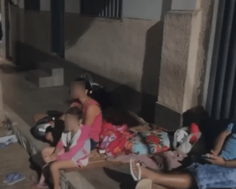 Pacientes dormem em filas à espera de atendimento médico em Riacho de Santana