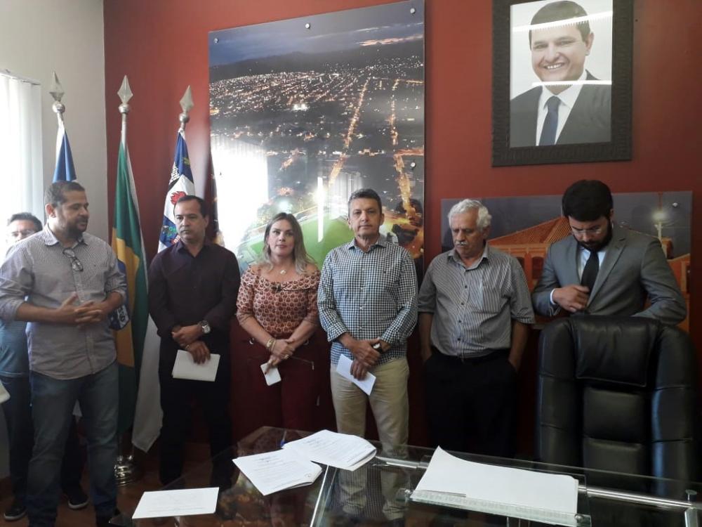 Guanambi: prefeito em exercício, Hugo Costa assina termo de cessão de uso de espaço para construção de Hospital Universitário