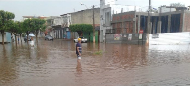 Forte chuva deixa ruas de Riacho de Santana alagadas 