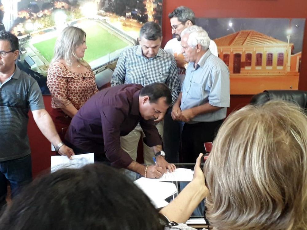 Guanambi: prefeito em exercício, Hugo Costa assina termo de cessão de uso de espaço para construção de Hospital Universitário