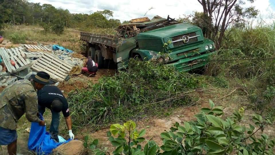 Motorista de caminhão morre após veículo capotar em Correntina 