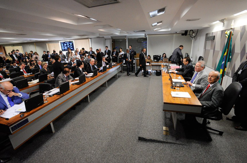 Comissão do Senado aprova fim do foro privilegiado para políticos