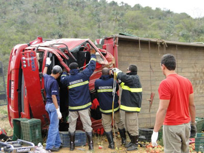 Duas pessoas morrem em acidente com caminhão de verduras na BR-420