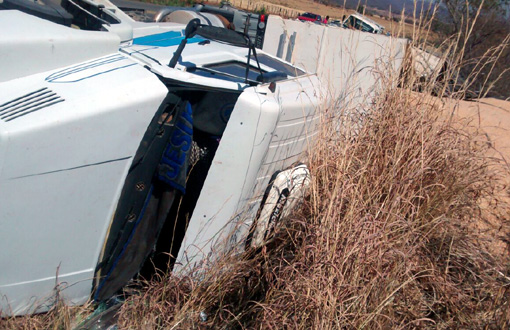 Riacho de Santana: carreta carregada com milho tomba na BR-430