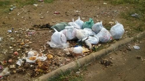 Caetité: Moradores reclamam da quantidade de lixo em terreno baldio 