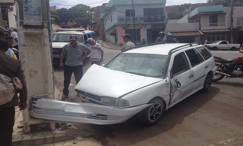 Veículo desgovernado desce ladeira e quase provoca tragédia em Caetité