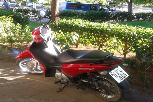 Moto furtada é encontrada abandonada na Praça da prefeitura em Guanambi