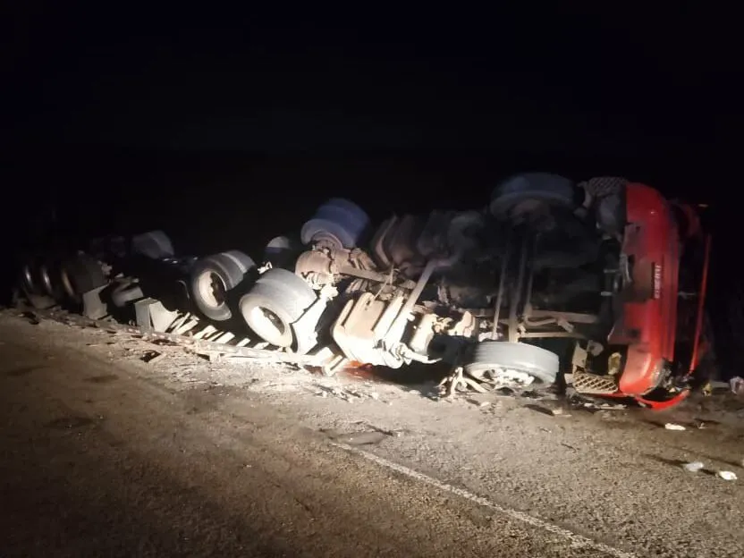 Carreta tomba na BA-026 em Licínio de Almeida