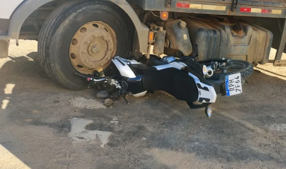 Vitória da Conquista: Caminhão passa por cima de moto e duas mulheres escapam sem ferimentos graves 