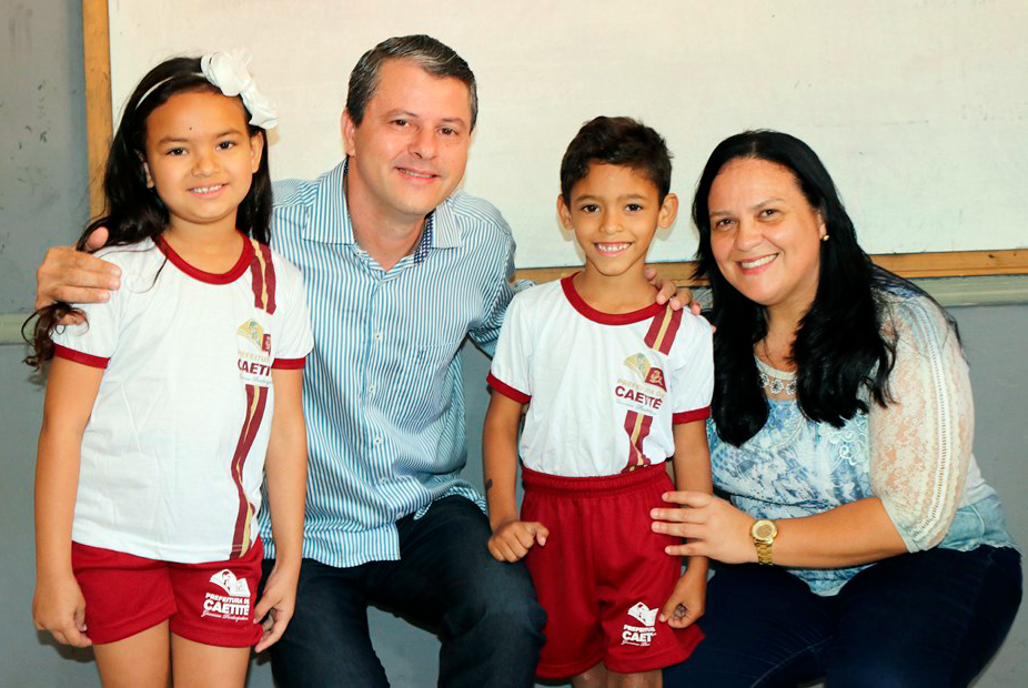 Caetité: Governo Participativo entrega fardamento e mochilas para estudantes da rede municipal de ensino