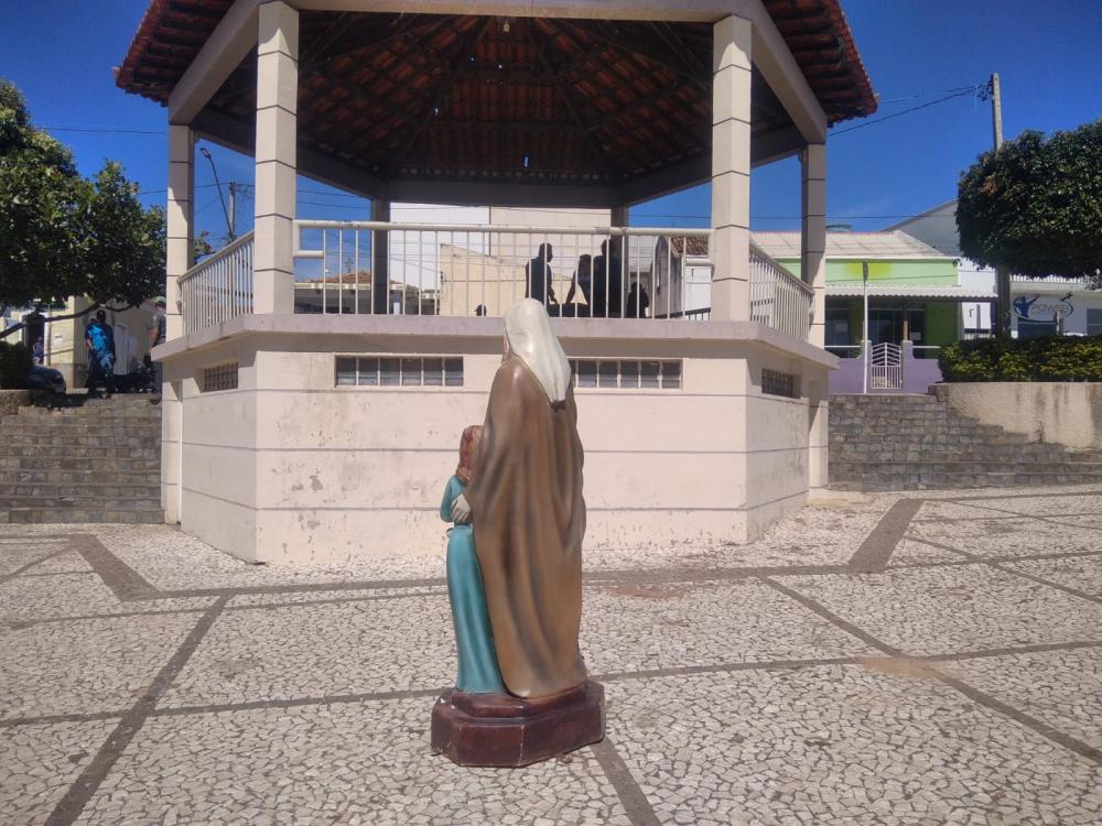 Caetité: PM prende homem por arremessar imagem de Senhora Sant'ana de cima do coreto 