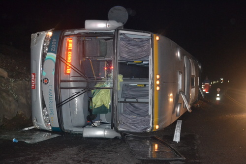 Ônibus da Camurujipe que seguia de Conquista à Salvador tomba na BR-116