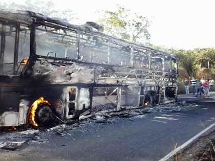 Caetité: Ônibus que transportava 42 romeiros pega fogo na BR: 430