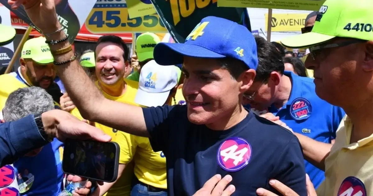 ACM Neto faz caminhada em Vitória da Conquista e diz confiar em vitória nas eleições