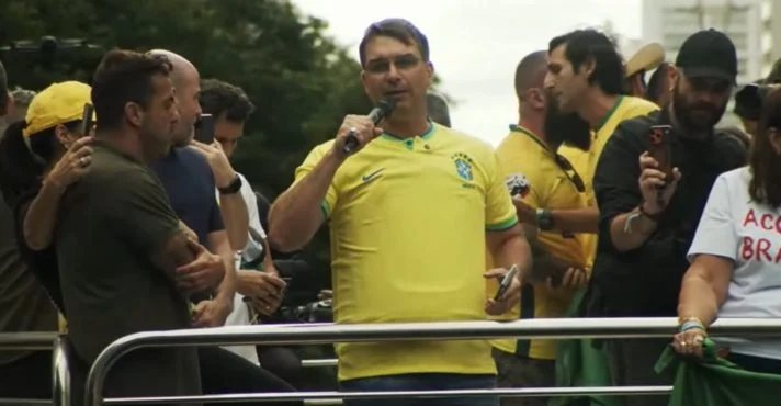 Durante manifestações, Flávio diz que Bolsonaro subirá rampa em 2027