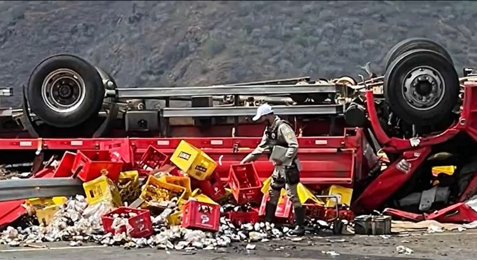 Caminhão carregado com cervejas tomba na região da Serra do Marçal