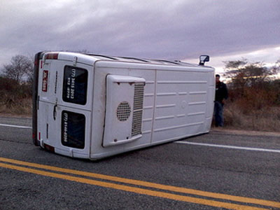 Van tomba na rodovia Anagé-Tanhaçu deixando vários feridos