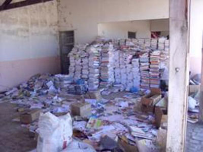 Carinhanha: Livros didáticos novos são abandonados no Parque de Exposições