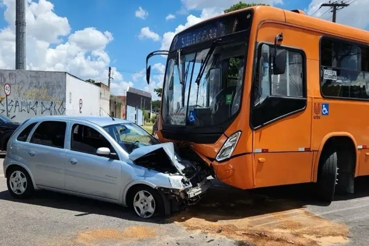 Homem morre após carro colidir de frente com ônibus na zona rural de Belo Campo