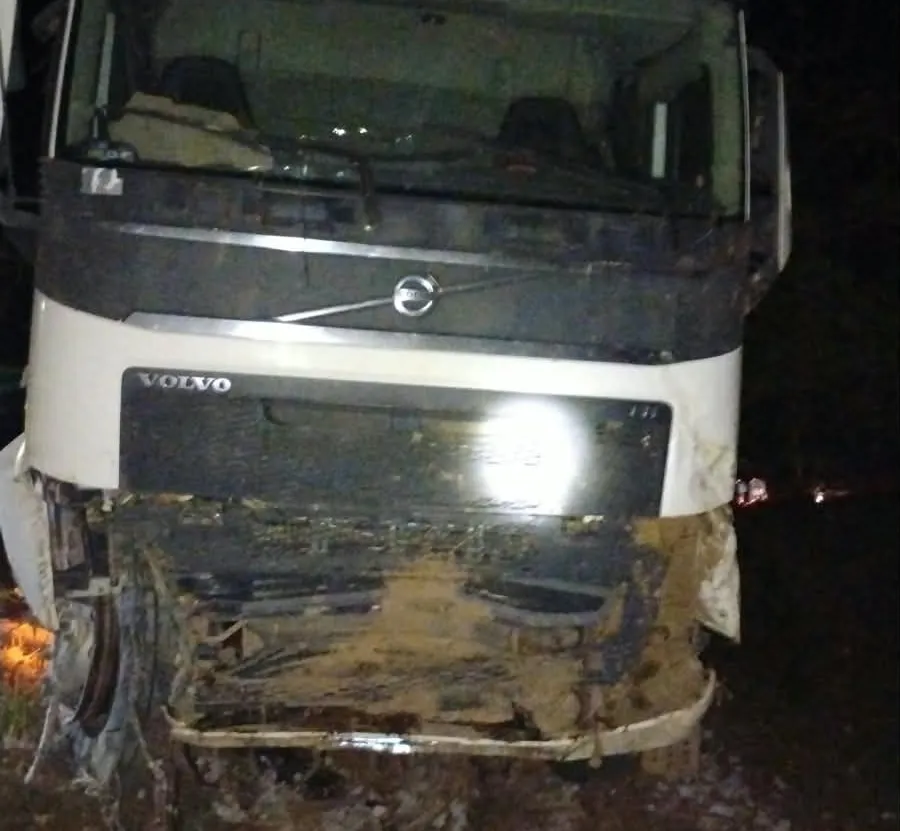 Motorista morre após carreta carregada de pedras cair em ribanceira em Guanambi