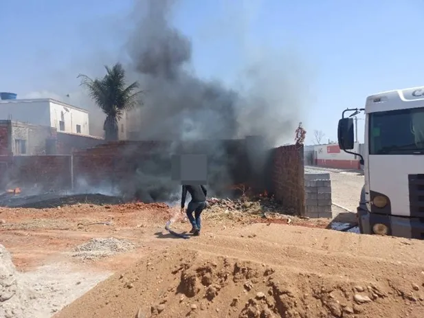 Incêndio em terreno baldio mobiliza PM e caminhão-pipa em Pindaí