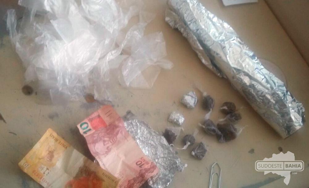 Guanambi: Polícia Militar detém dupla com drogas no Bairro Lagoinha 